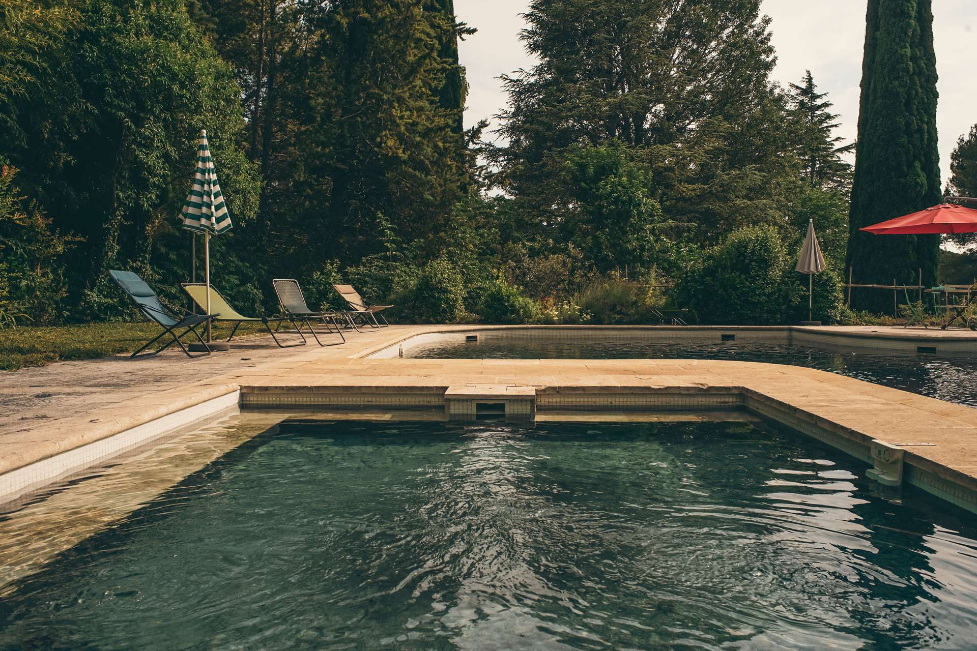 Vue du Gîte Poolhouse avec la piscine devant